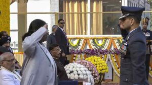 77वें गणतंत्र दिवस के मौके पर ग्रुप कैप्टन शुभांशु शुक्ला को राष्ट्रपति ने अशोक चक्र से सम्मानित किया,यह सम्मान के अवसर पर कड़ी सुरक्षा और भव्य समारोहों के बीच औपचारिक परेड के दौरान प्रदान किया गया।