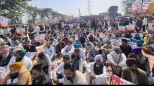 ‘AAP’ ने देश भगत यूनिवर्सिटी के बाहर हरियाणा के सीएम नायब सिंह सैनी के खिलाफ किया जोरदार प्रदर्शन, पीएम मोदी का फूंका पुतला