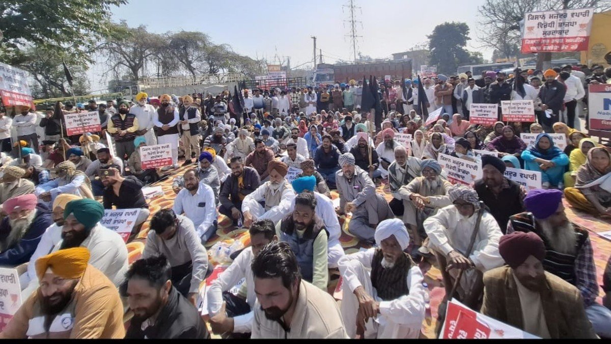 ‘AAP’ ने देश भगत यूनिवर्सिटी के बाहर हरियाणा के सीएम नायब सिंह सैनी के खिलाफ किया जोरदार प्रदर्शन, पीएम मोदी का फूंका पुतला