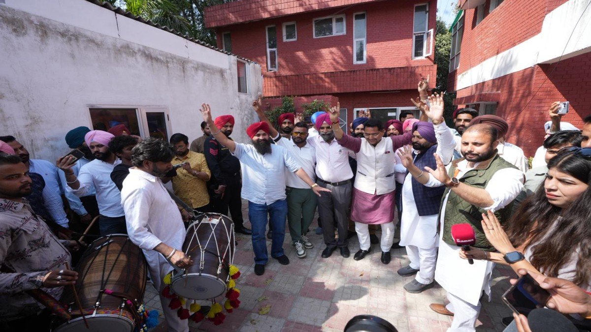 AAP पंजाब ने अरविंद केजरीवाल और आप नेताओं के हक में अदालत के फैसले का चंडीगढ़ में मनाया जश्न