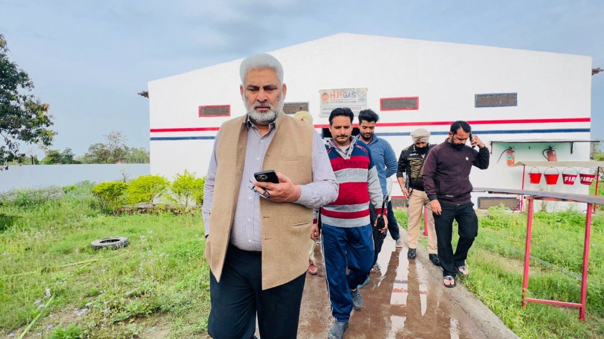 AAP मंत्री कटारूचक्क की गैस एजेंसी में रेड:400 लोग बाहर खड़े, अंदर गोदाम में सिलेंडर भरे; संचालकों को फटकारा, अफसर तलब किए