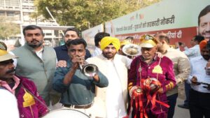 कांग्रेसी नेता प्रताप सिंह बाजवा की टिप्पणियों के विरोध में ‘बैंड बाजे’ के साथ पंजाब विधानसभा पहुंचे ‘AAP’ नेता