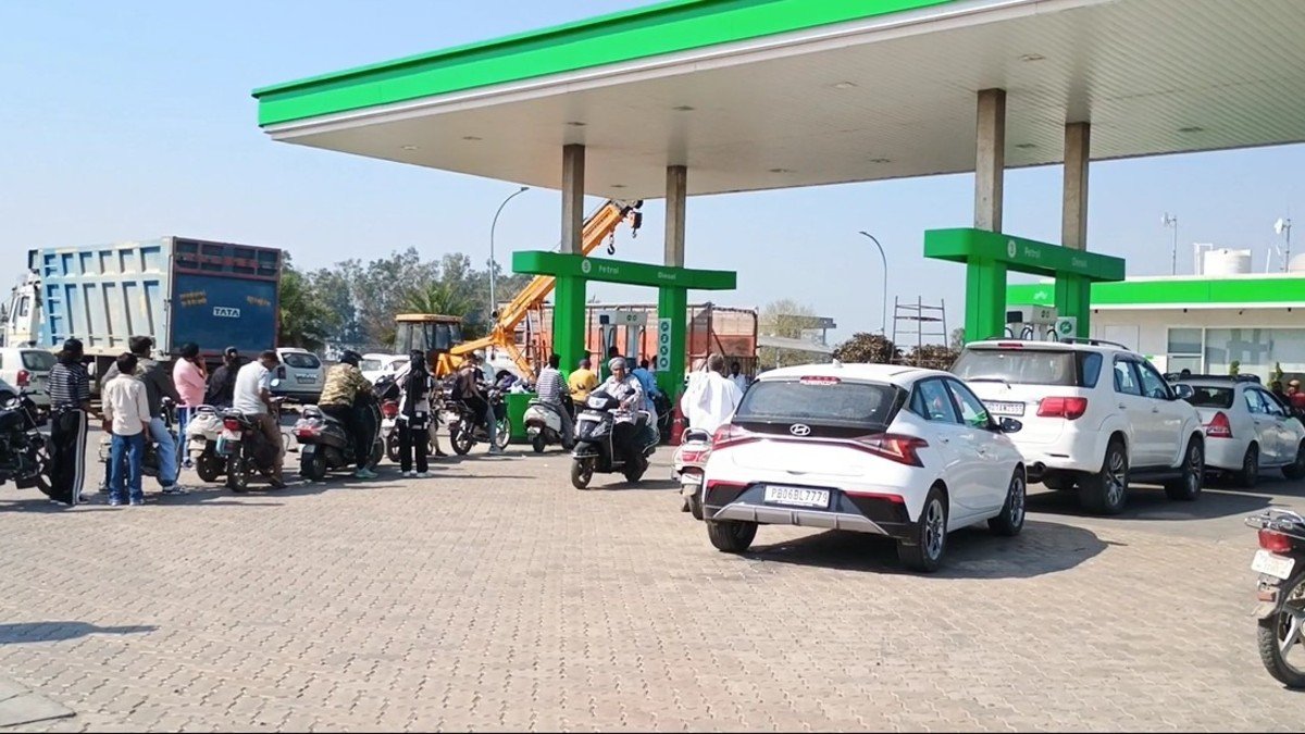 पेट्रोल पंपों पर ‘NO STOCK’ के बोर्ड, लंबी कतारों से मची अफरा-तफरी — अफवाहों पर सरकार की सख्त चेतावनी