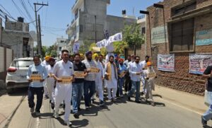 डेराबस्सी बस स्टैंड पर AAP का प्रदर्शन:“पंजाब के गद्दार मुर्दाबाद” के नारे लगाए, MLA रंधावा बोले- नेताओं ने निजी स्वार्थ में बदली पार्टी