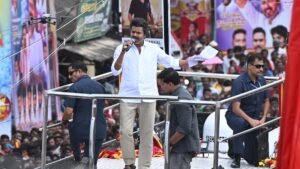 विजय ने संगीता से तलाक़ का दिया संकेत, विरोधियों पर ‘निजी ज़िंदगी’ पर हमला करने का आरोप लगाया