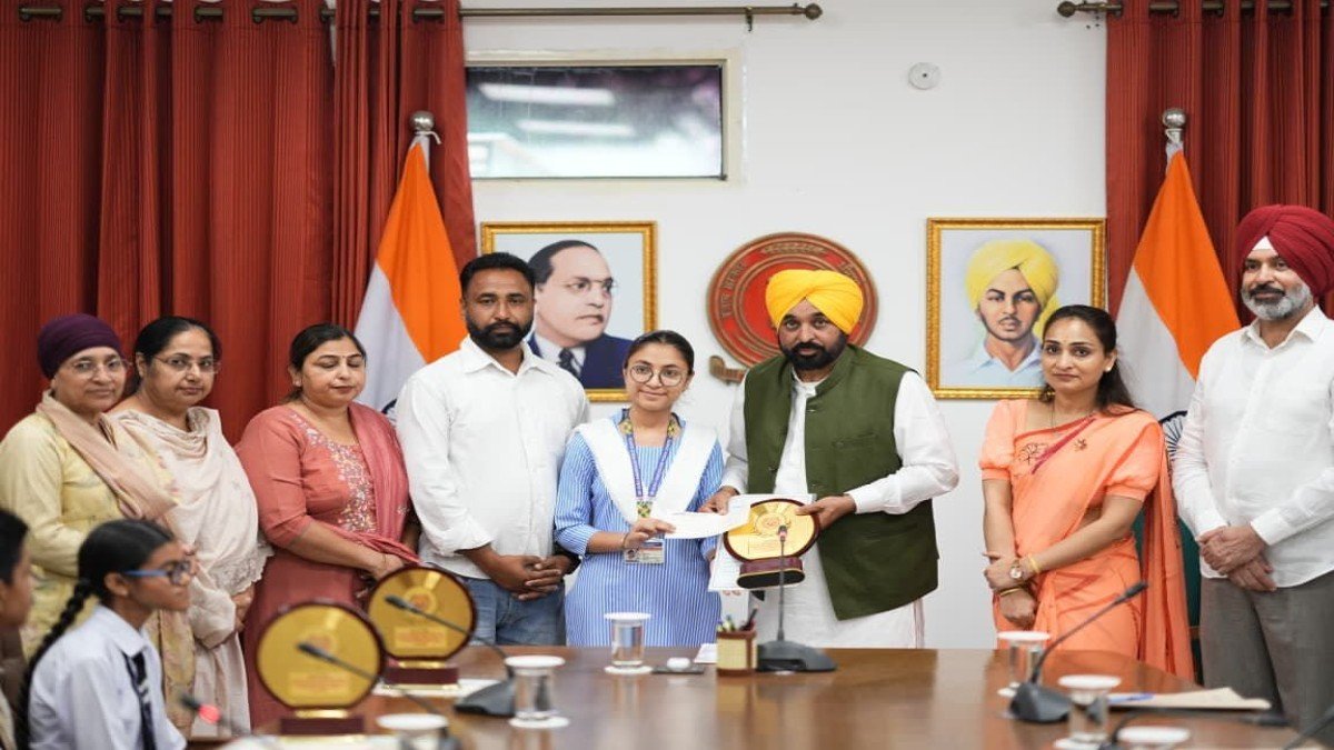 भगवंत मान सरकार की शिक्षा क्रांति का असर, 10वीं बोर्ड परीक्षा में पहले तीन में दो स्थानों पर छात्राओं ने मारी बाजी