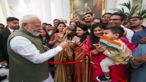 फ्रांस पहुंचे PM मोदी, भारतीय समुदाय ने किया भव्य स्वागत