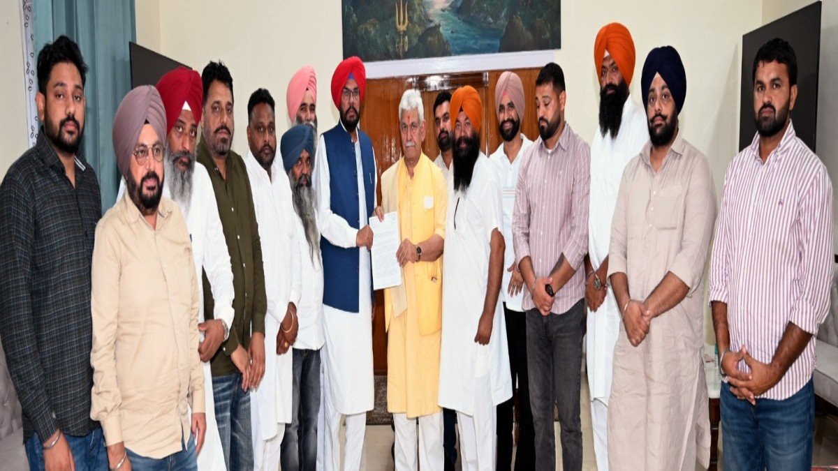 बॉर्डर जिलों अजनाला, पठानकोट, गुरदासपुर और अमृतसर में आई बाढ़ के पक्के हल के लिए धालीवाल ने उप राज्यपाल को सौंपा ज्ञापन