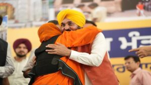 ‘आप’ के राष्ट्रीय संयोजक अरविंद केजरीवाल और CM भगवंत सिंह मान ने होशियारपुर में बसों को दिखाई हरी झंडी