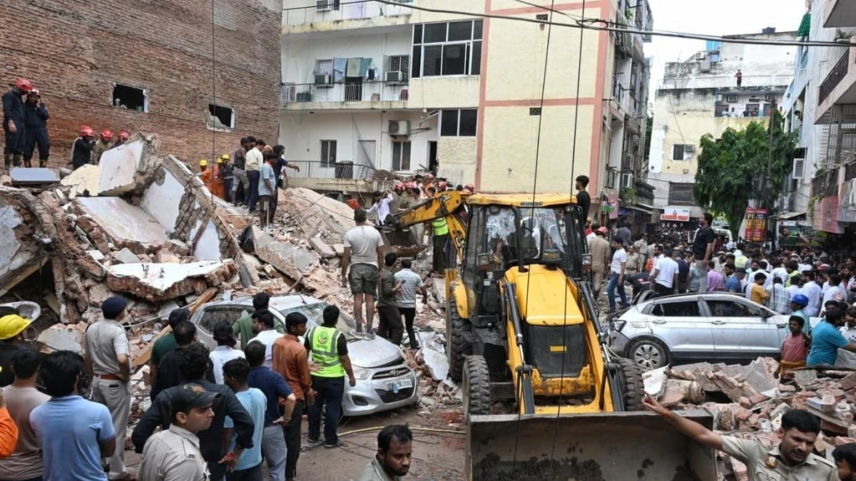 दिल्ली में इमारत गिरने का मामला: मलबे में अभी भी कई लोगों के दबे होने की आशंका