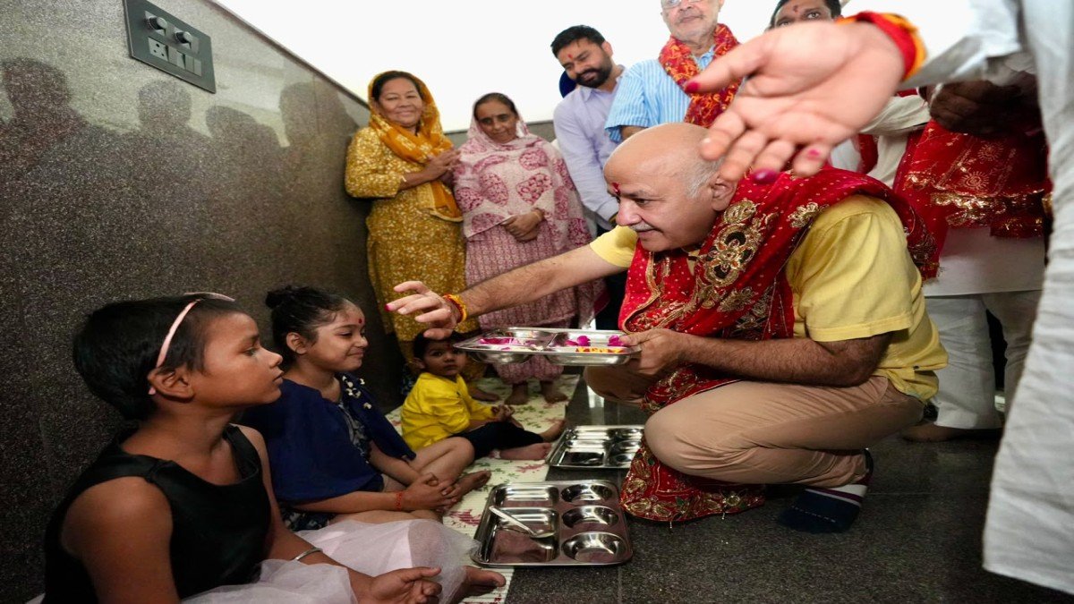 अश्विन नवरात्र के पहले दिन मनीष सिसोदिया ने स्वास्थ्य मंत्री, विधायक कोहली एवं मेयर के साथ माता श्री काली देवी मंदिर में माथा टेका
