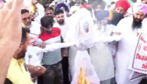 आम आदमी पार्टी ने मजीठा में अकाली दल (बादल) के नेता बिक्रम सिंह मजीठिया के खिलाफ किया रोष प्रदर्शन, फूंका पुतला